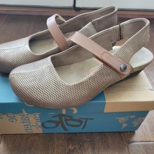 OTBT Springfield Gold wedge. 8M New in Box